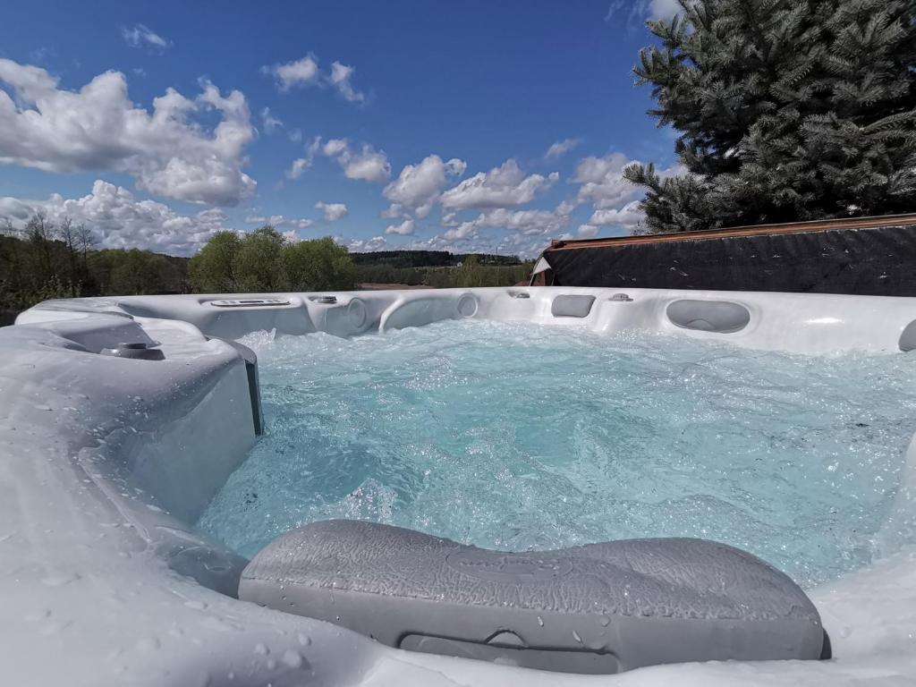 Bazén v ubytovaní DomekSPA, Profesjonalne JACUZZI, Mazury, Liski, Ełk alebo v jeho blízkosti