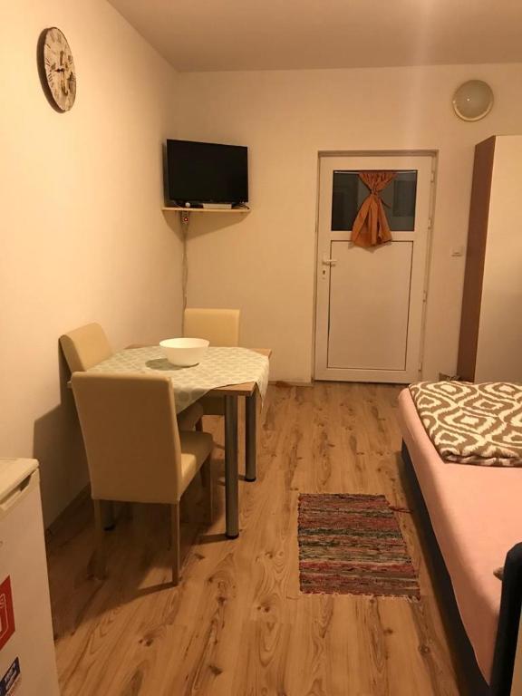 Televízia a/alebo spoločenská miestnosť v ubytovaní Studio Apartments MT