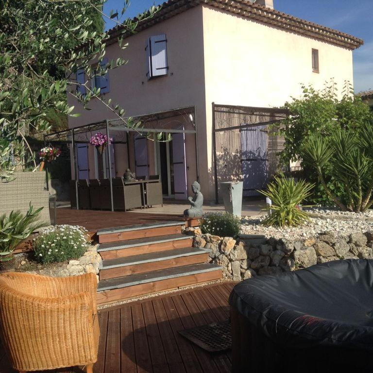 une maison avec un escalier devant elle dans l'établissement Jolie villa à Grasse quartier Saint Antoine, à Grasse