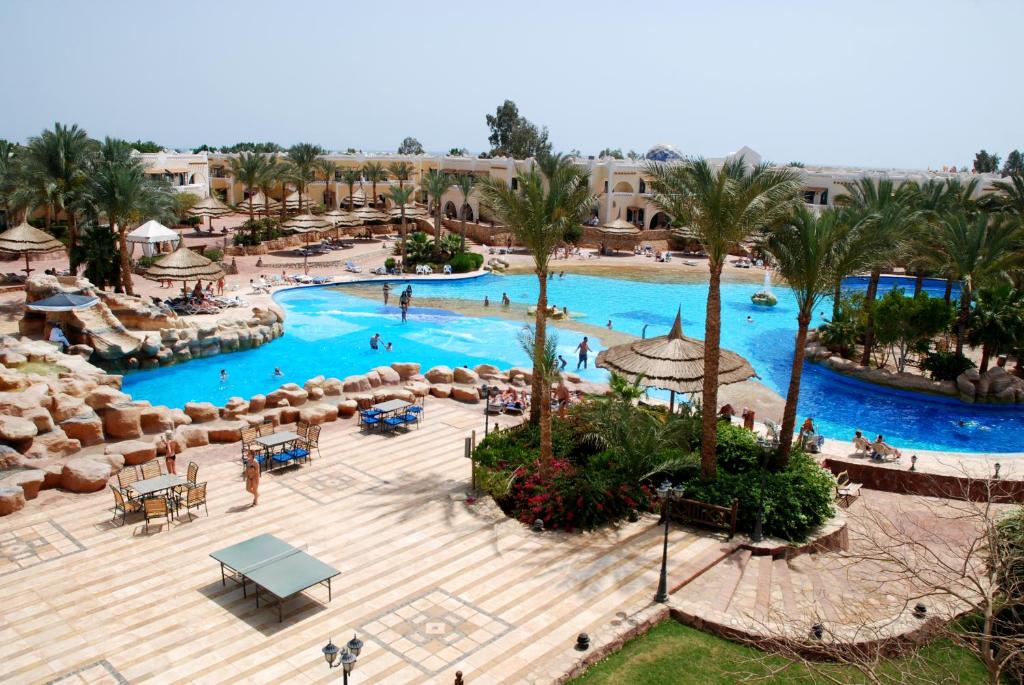 Вид на басейн у Club El Faraana Reef Resort або поблизу