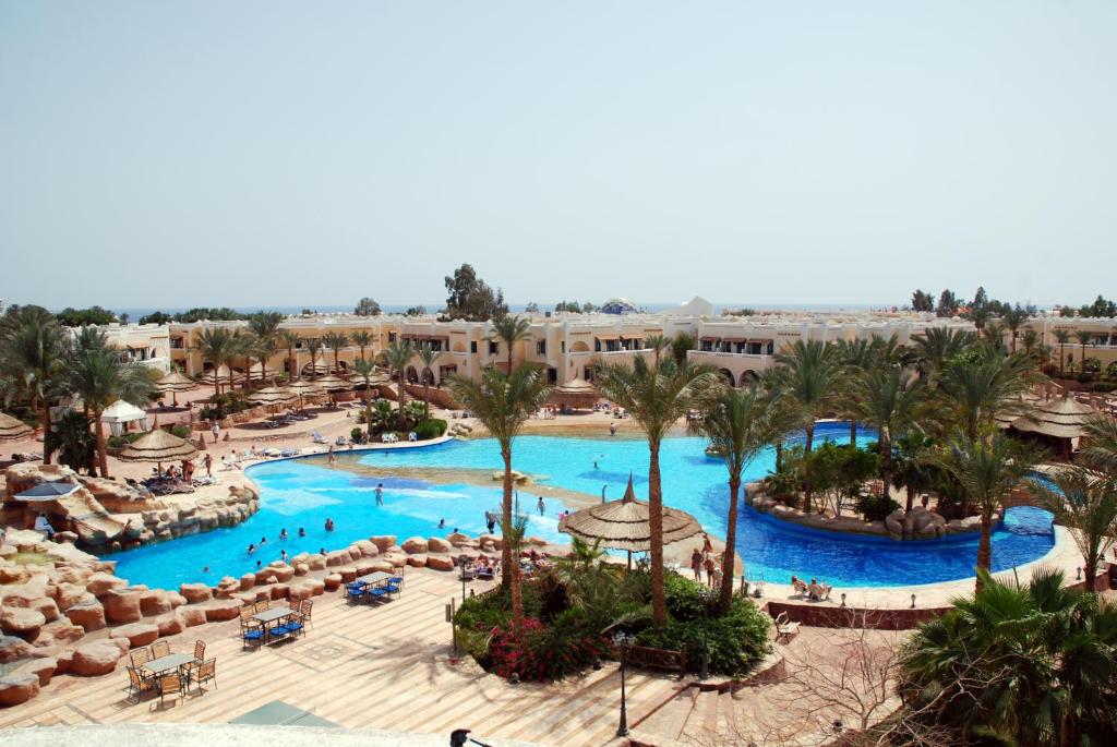 Uitzicht op het zwembad bij Club El Faraana Reef Resort of in de buurt