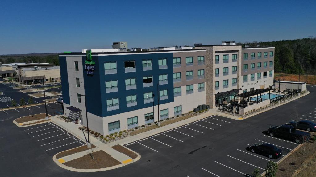 an aerial view of a building in a parking lot at Holiday Inn Express & Suites Richburg, an IHG Hotel in Richburg