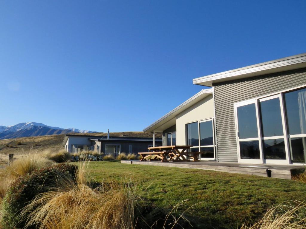 a house with a picnic table in front of it at Blae Loch - Lake Tekapo in Lake Tekapo