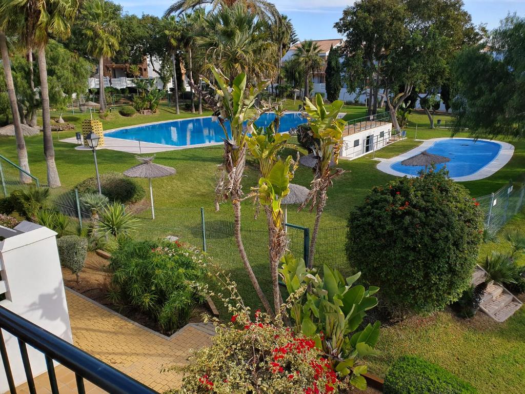 widok na basen z balkonu ośrodka w obiekcie Coto la Campa w mieście Chiclana de la Frontera