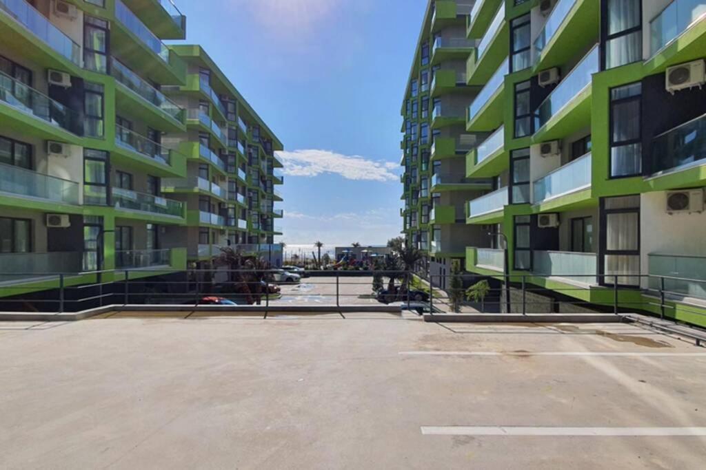 un parcheggio vuoto tra due edifici alti di ZIAN'S Studio Mamaia Nord Beach Resort a Mamaia Nord - Năvodari