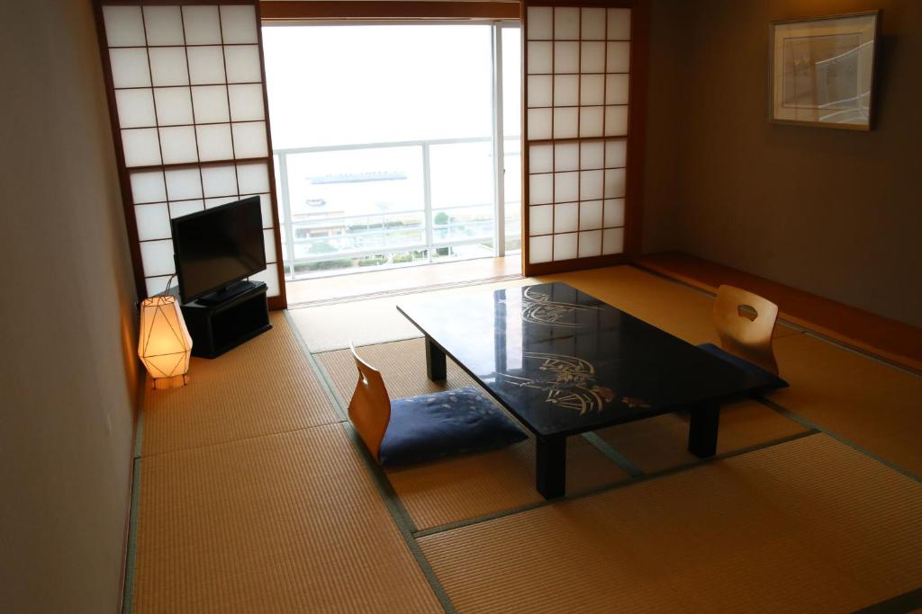 Nishiizu Crystal View Hotel的电视和/或娱乐中心