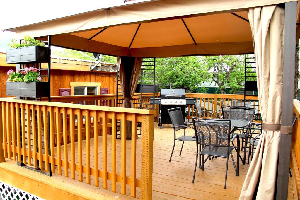 Yellowstone's Treasure Cabins photo