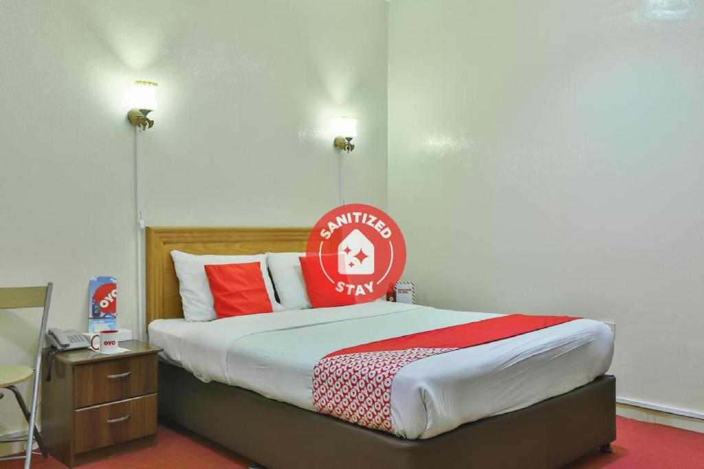 A bed or beds in a room at OYO 350 Al Rabia