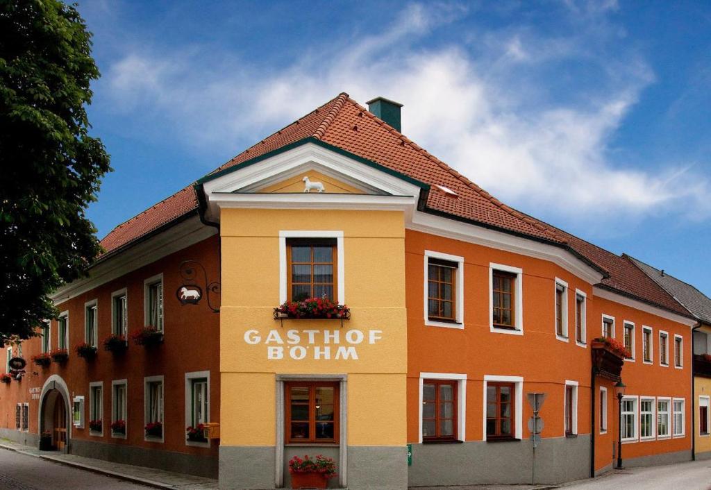 a building with the name castleton bonham on it at Gasthof Böhm in Persenbeug