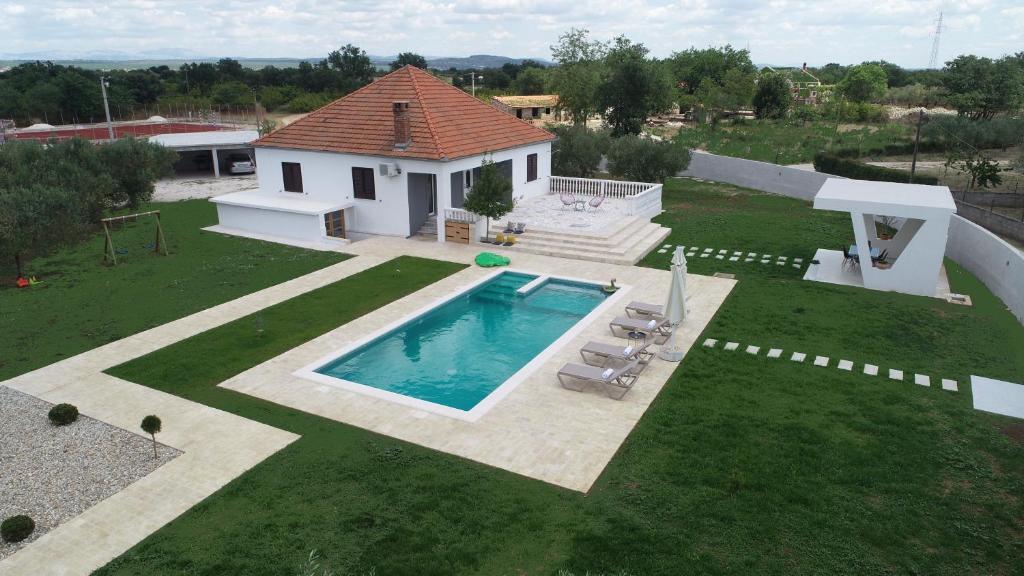 S&I Peaceful Holiday Home With Pool & Jacuzzi - Casa De Tres Dormitorios