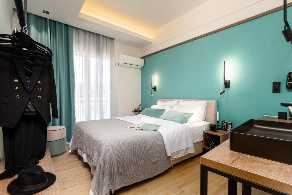 pokój hotelowy z łóżkiem i pianinem w obiekcie Park Hotel w Aleksandropolis