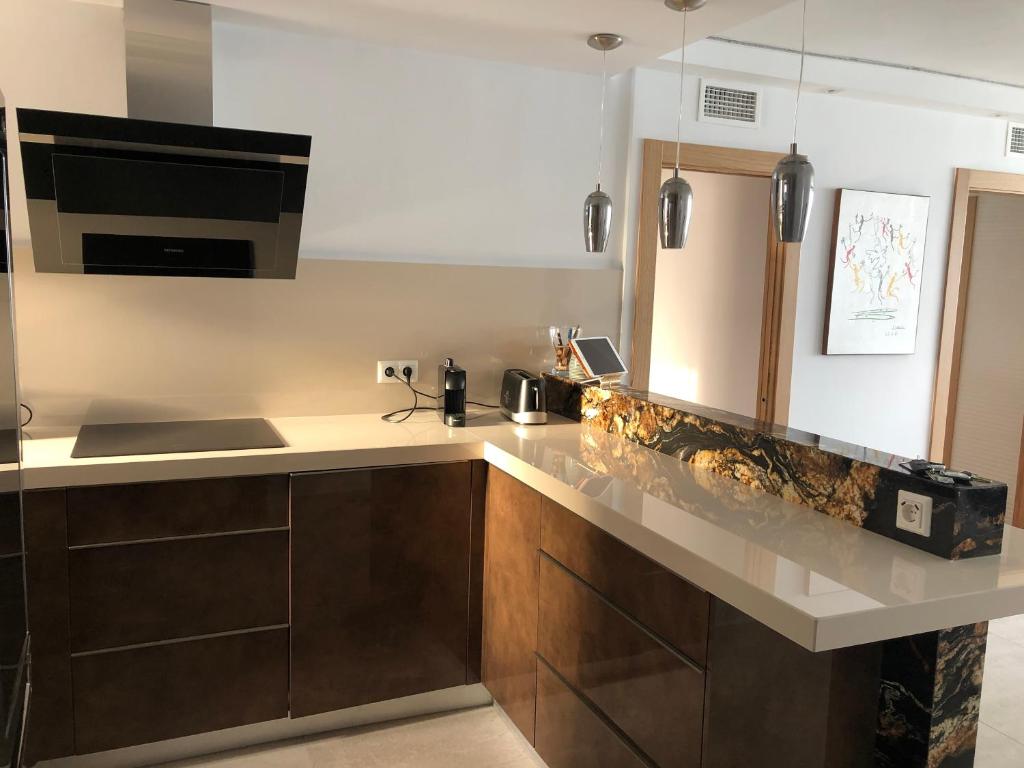 Kuchyňa alebo kuchynka v ubytovaní Magnifique appartement avec une incroyable vue sur mer