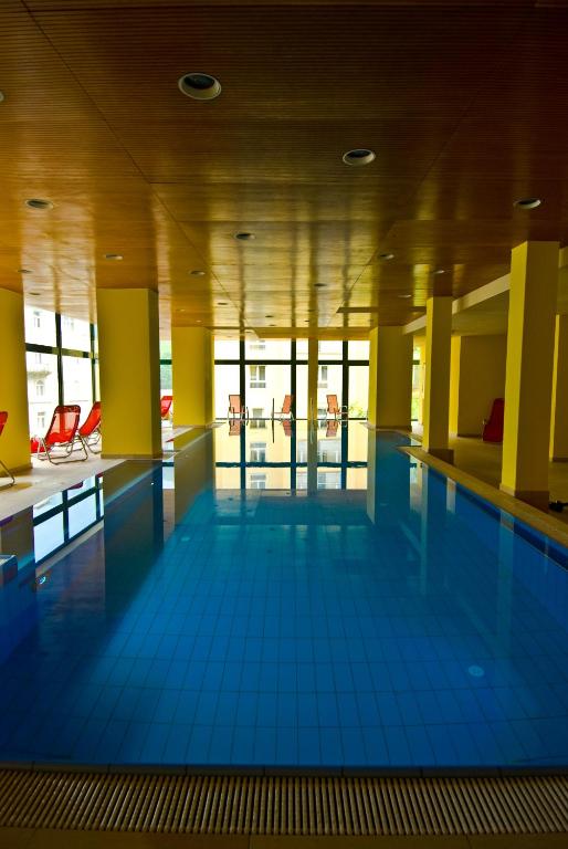Bazén v ubytování Thermal Resort Hotel Elisabethpark nebo v jeho okolí