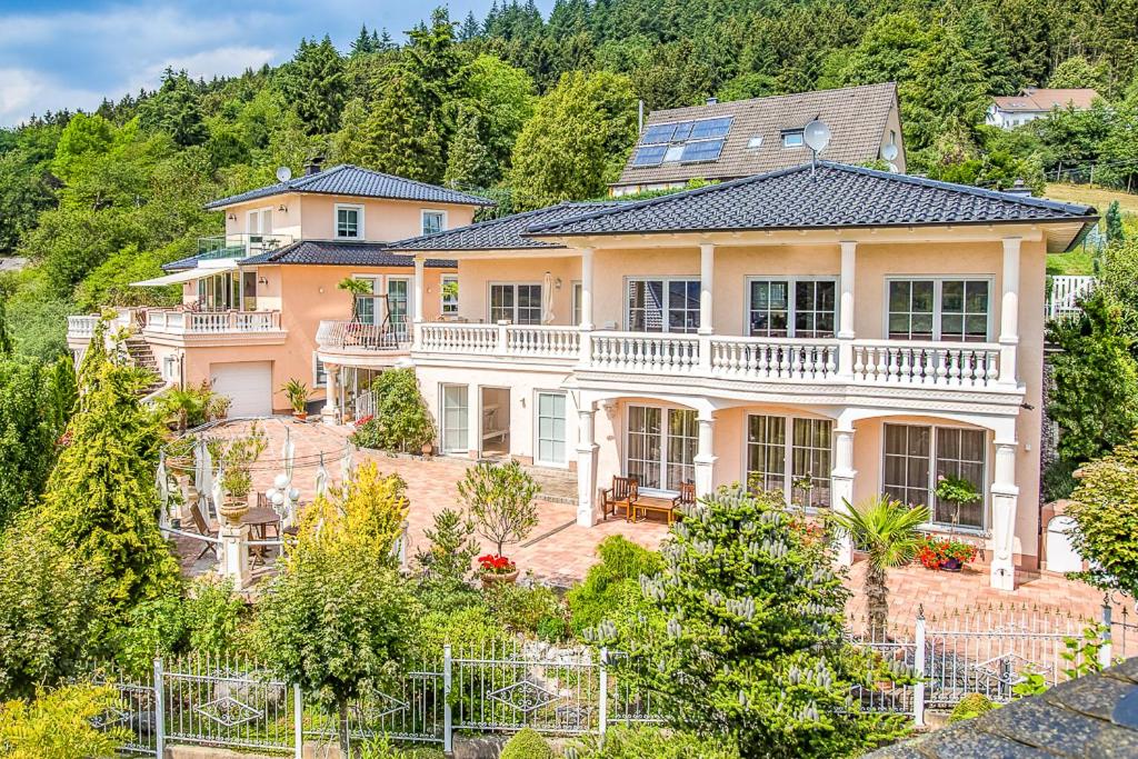 - une vue aérienne sur une grande maison dans l'établissement Villa Eifelpalace am Nürburgring, à Adenau