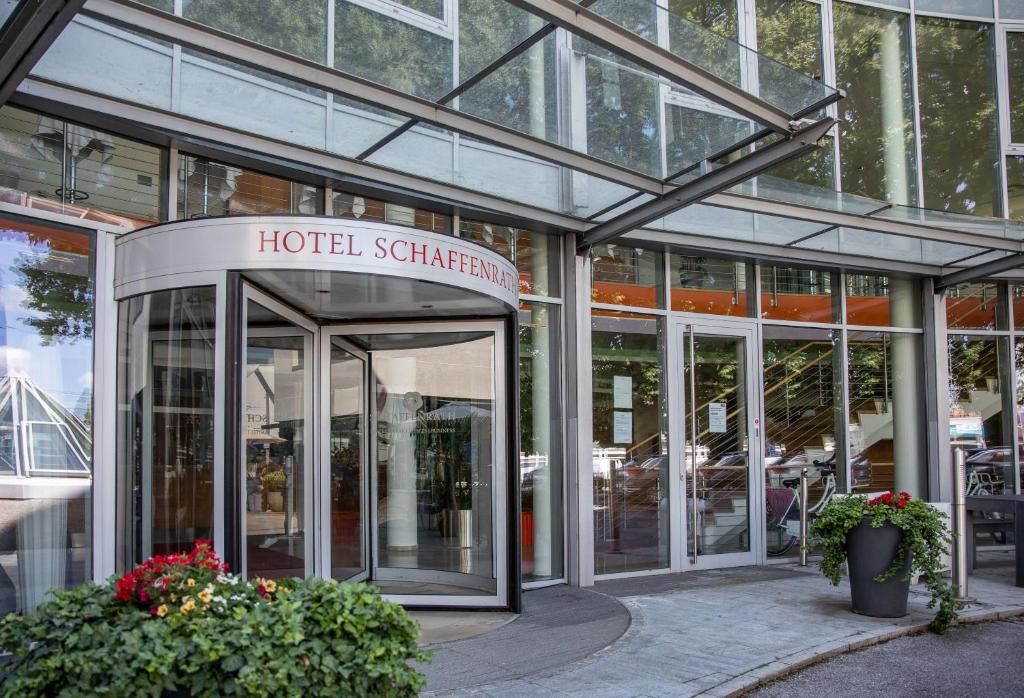 un bâtiment d'hôpital avec un panneau indiquant les sièges de l'hôtel dans l'établissement Amadeo Hotel Schaffenrath, à Salzbourg