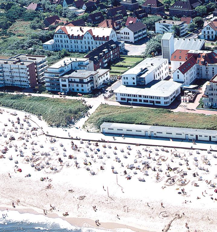 eine Luftblick auf eine Stadt mit Strand und Zug in der Unterkunft Gästehaus Germania in Wangerooge