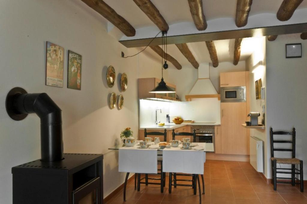 a kitchen with a table and chairs in a room at Casa Carmela in Calaceite