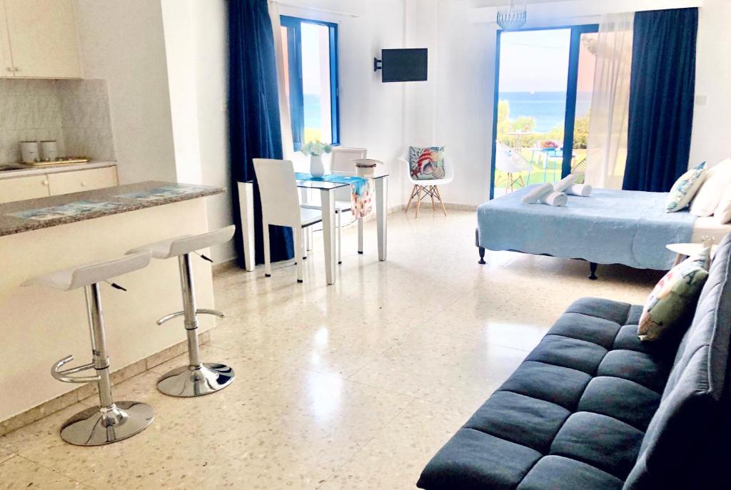 Posezení v ubytování Governors Beach Costas Apts