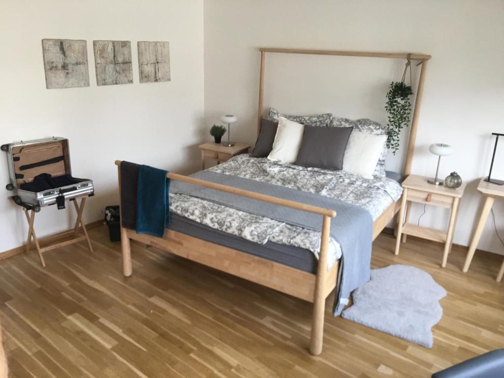 sypialnia z łóżkiem i drewnianą podłogą w obiekcie Ahrweiler Seelchen w mieście Bad Neuenahr-Ahrweiler
