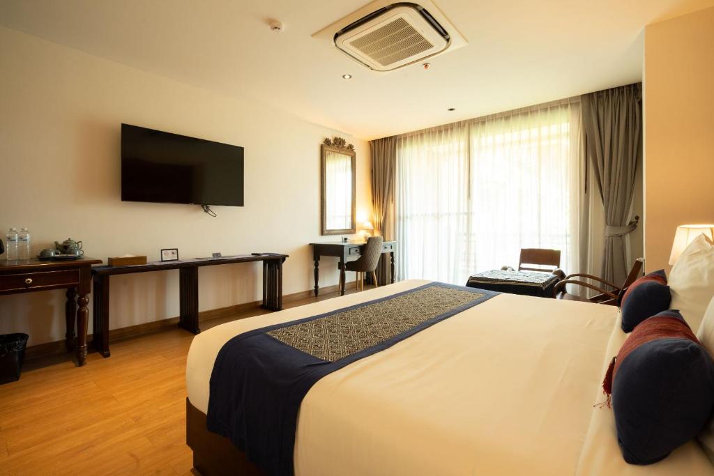 
Deluxe Suite with Balcony
