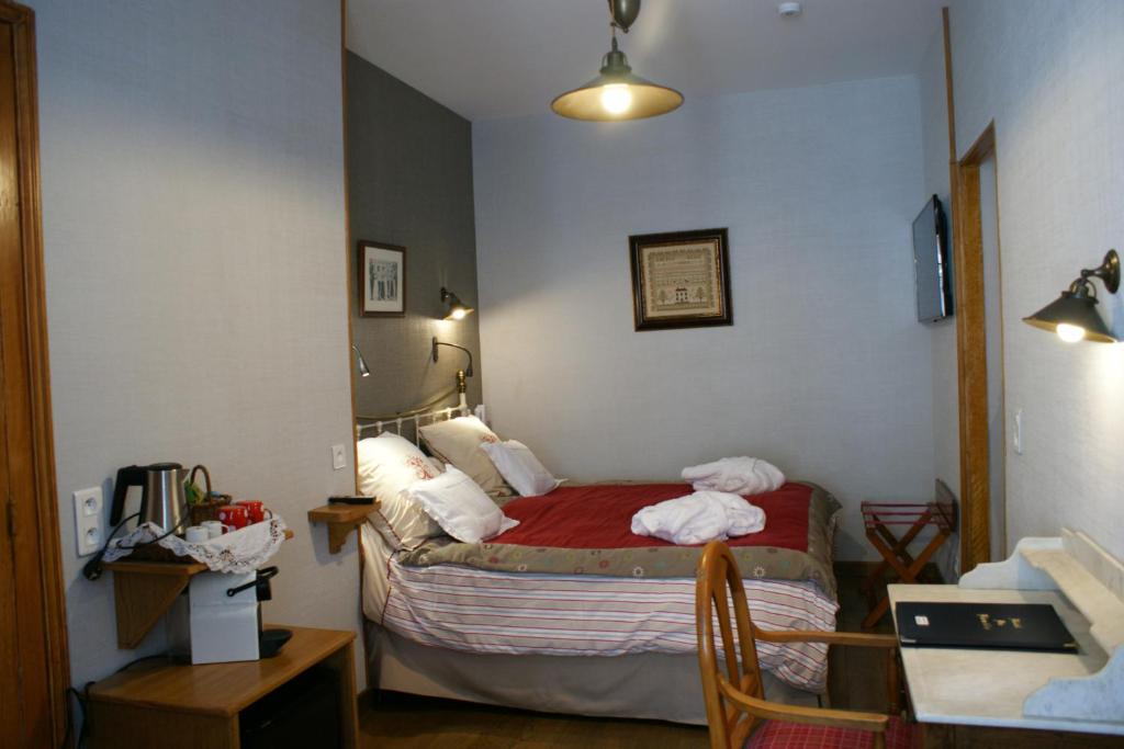 Postel nebo postele na pokoji v ubytování Hôtel du Lion d'Or