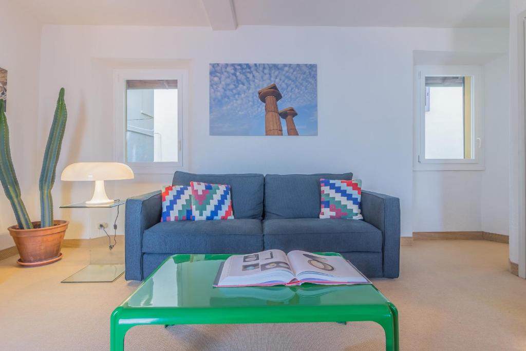 A seating area at Casa La Nuvola Varenna