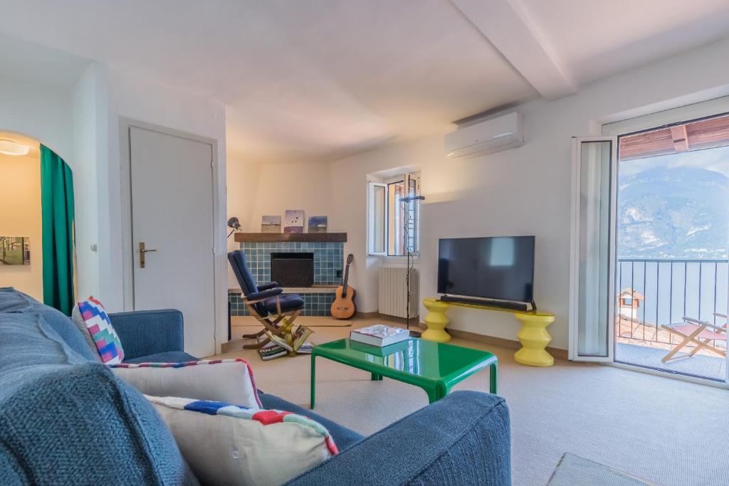 A television and/or entertainment centre at Casa La Nuvola Varenna