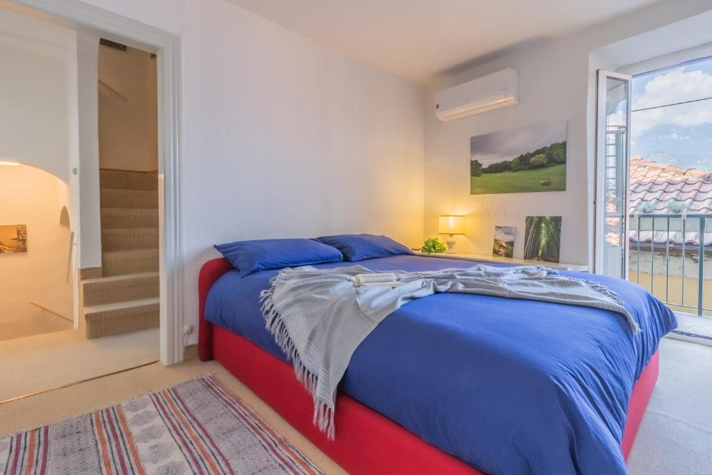 A bed or beds in a room at Casa La Nuvola Varenna