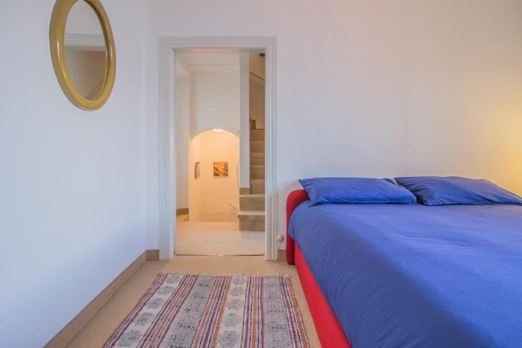 A bed or beds in a room at Casa La Nuvola Varenna