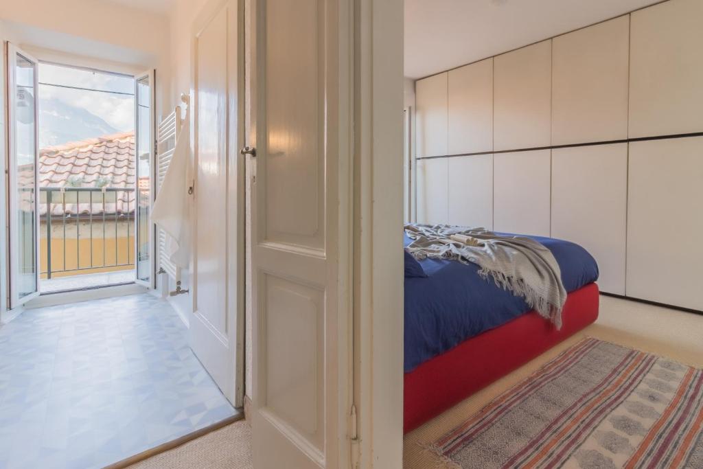 A bed or beds in a room at Casa La Nuvola Varenna