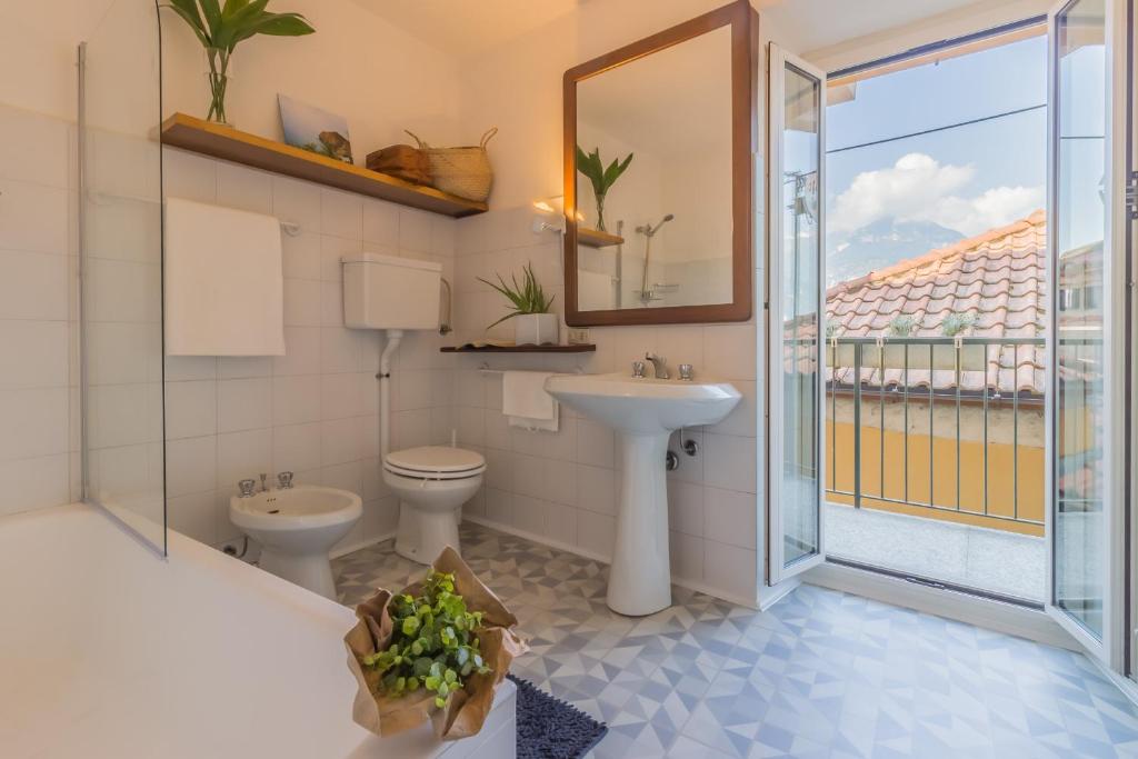 A bathroom at Casa La Nuvola Varenna