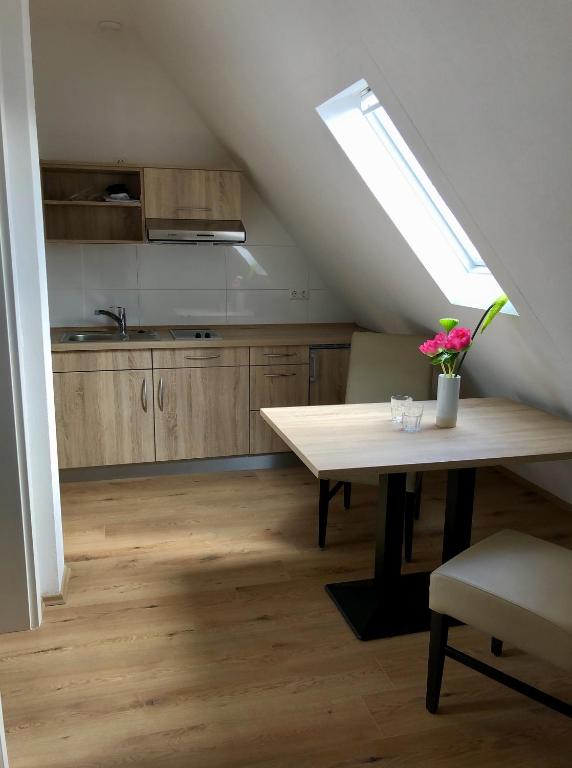 Kuchyň nebo kuchyňský kout v ubytování A Lotus Hotel