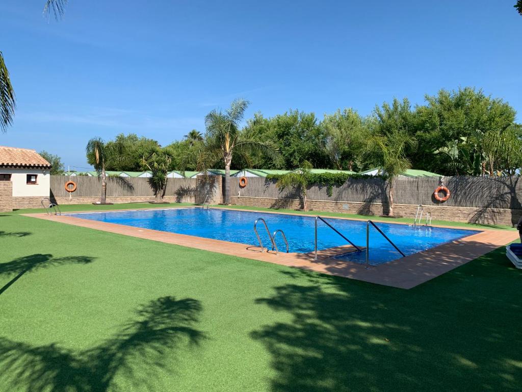 Bazén v ubytovaní Glamping -Bungalows El Faro alebo v jeho blízkosti
