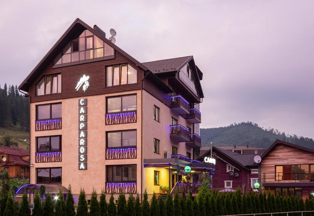 Nespecifikovaný výhled na hory nebo výhled na hory při pohledu z hotelu