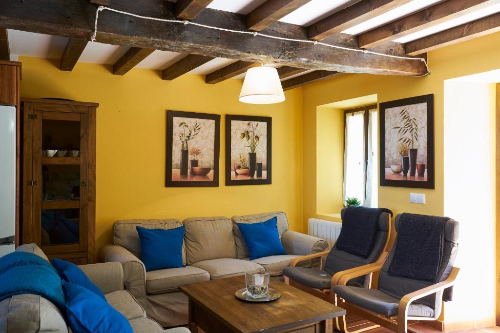 uma sala de estar com um sofá e cadeiras em La Escanda em La Rebollada