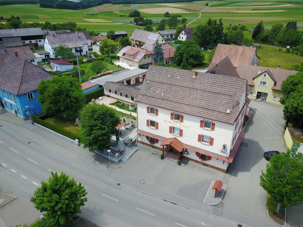 widok na małe miasteczko z budynkiem w obiekcie Landgasthof zur Sonne w mieście Emmingen-Liptingen