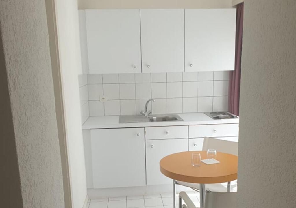 Kuchyň nebo kuchyňský kout v ubytování Hotel Le Rivage