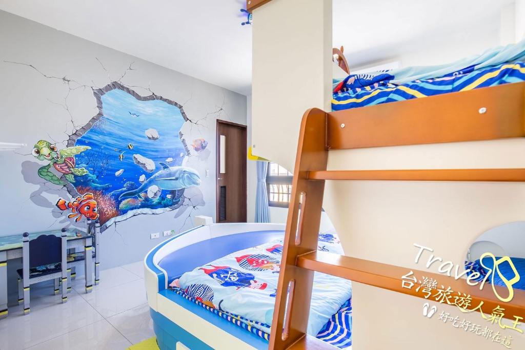 Ce lit superposé se trouve dans un dortoir orné d'une fresque murale. dans l'établissement J.S 23, à Kaohsiung