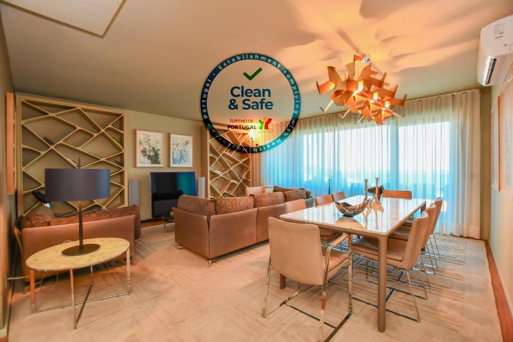 Un comedor y una sala de estar con mesa y sillas. en Apartamento Astrolab, en Funchal