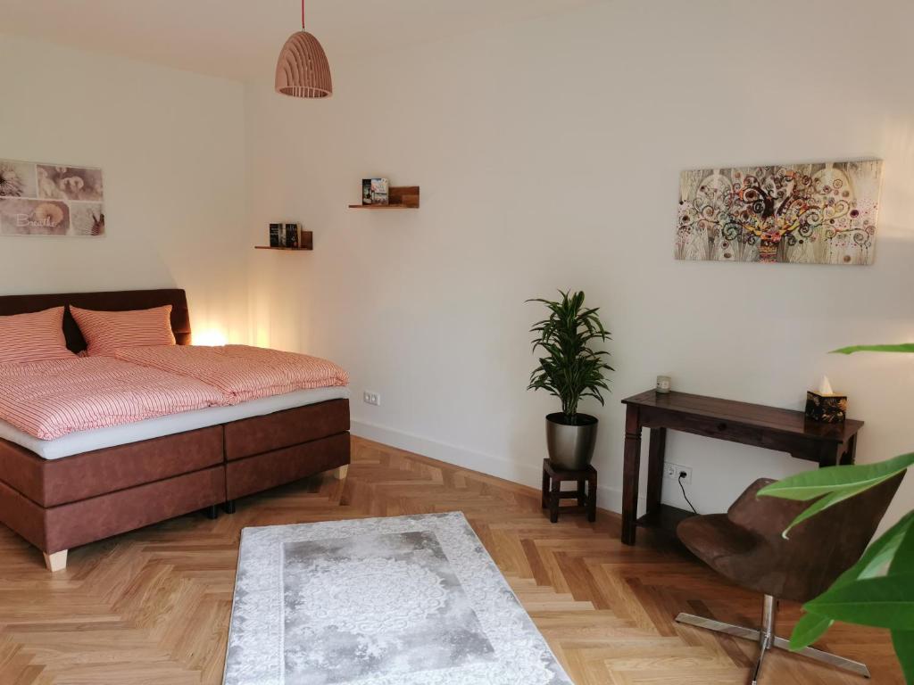 une chambre avec un lit et une table avec une plante dans l'établissement exklusives Studioapartment - in traumhafter Lage direkt am Halensee, à Berlin