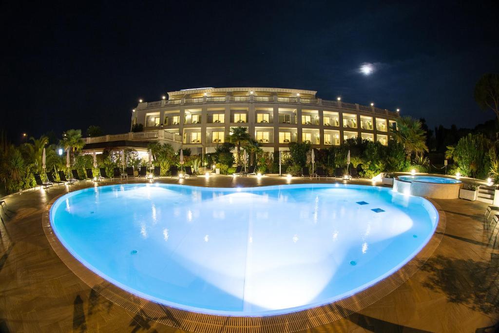 Bazén v ubytování Palace Hotel Desenzano nebo v jeho okolí