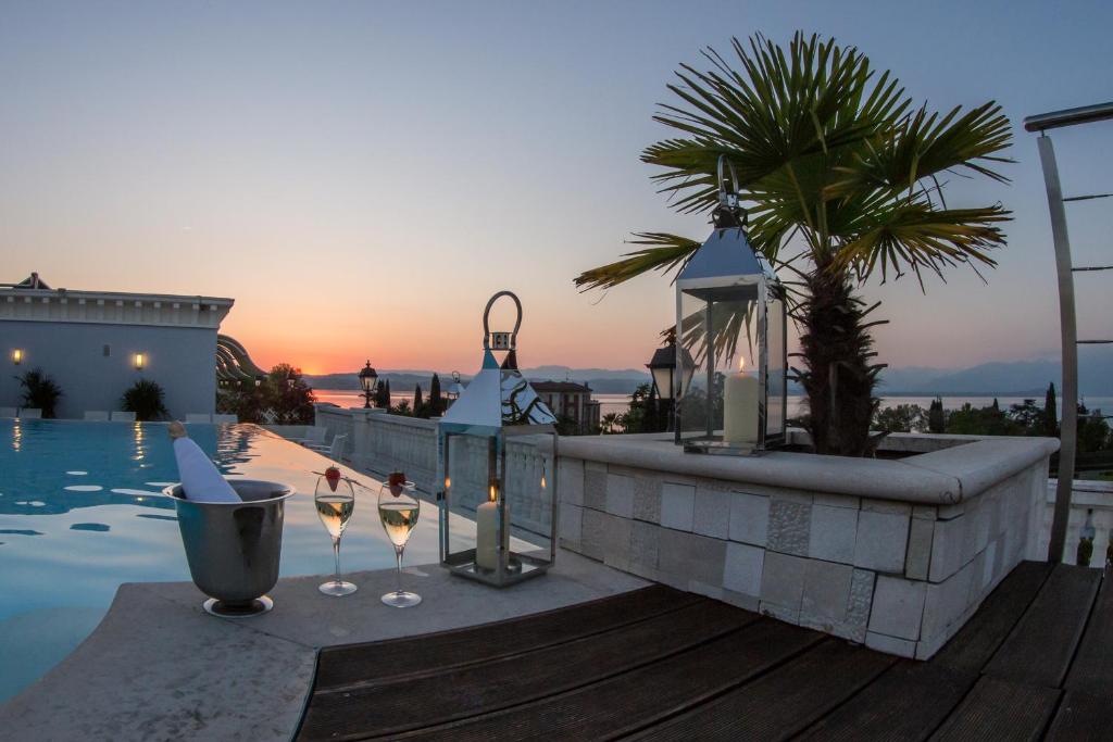 Bazén v ubytování Palace Hotel Desenzano nebo v jeho okolí