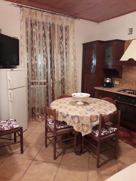 バレストラーテにあるcasa sole 2のキッチン(テーブル、椅子付)、キッチン(冷蔵庫付)