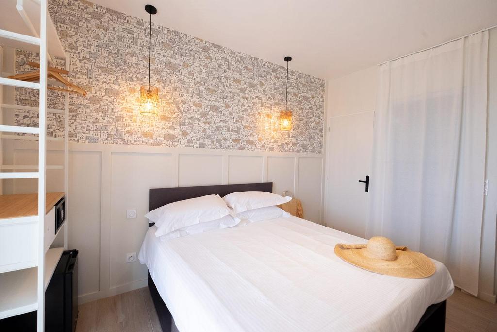 Postel nebo postele na pokoji v ubytování Hôtel de la Plage