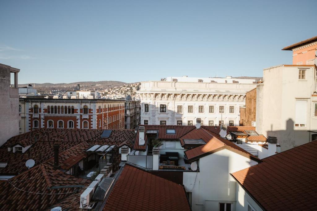Nespecifikovaný výhled na destinaci Terst nebo výhled na město při pohledu z hotelu