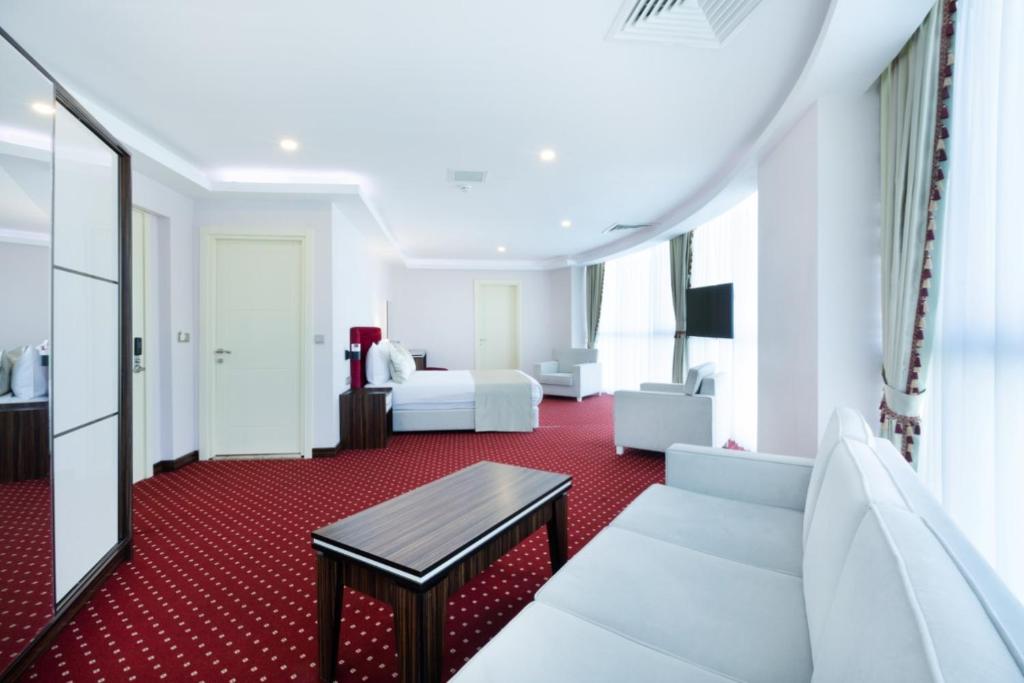 Sky Tower Hotel - Family Suite