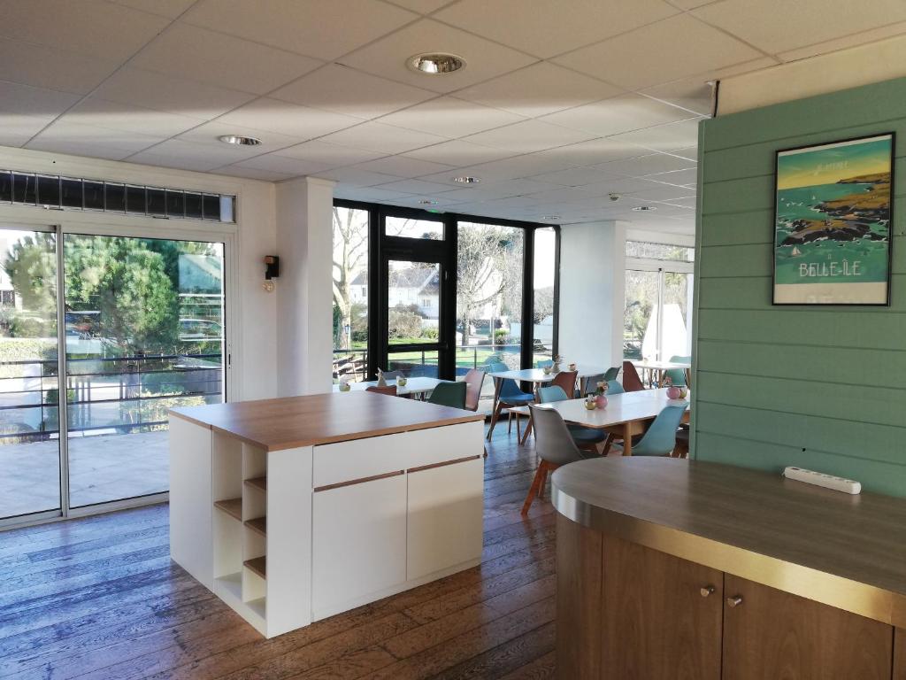 Posezení v ubytování Logis Golfe Hotel