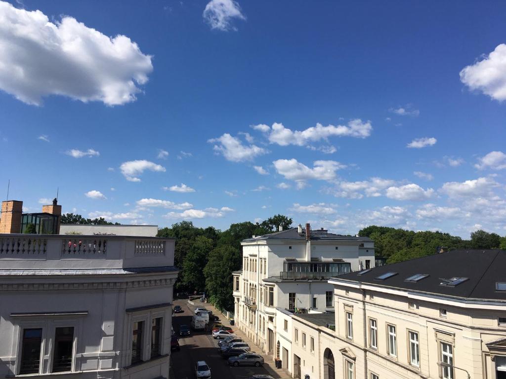 - une vue sur une ville avec des bâtiments et un ciel bleu dans l'établissement Parkside City Apartments No16, à Leipzig