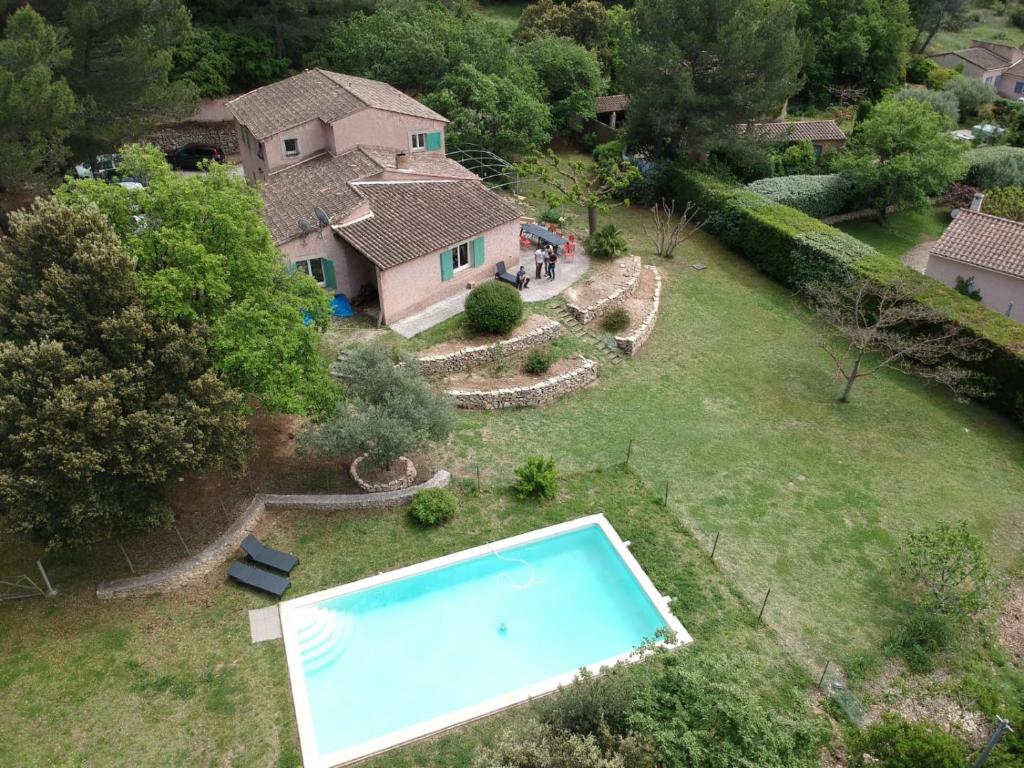 una vista aerea di una casa con piscina in cortile di mas cantarello a Rognes