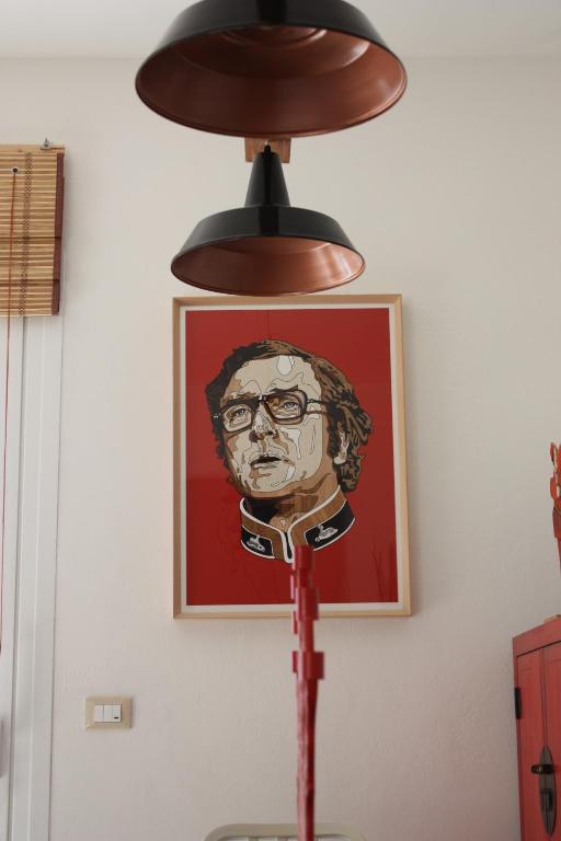 a lamp with a picture of a man with glasses at La Grechea Boutique B&B in Casa Alzi